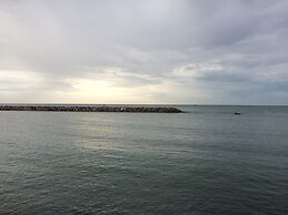 Chomtalay Resort at Had Chaosamran Beach