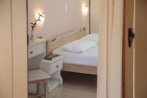 Proteas Hotel & Suites