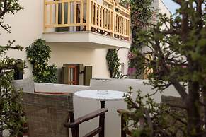 Proteas Hotel & Suites