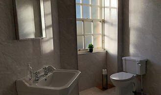 The Hopetoun Arms Hotel