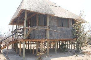 Dzibanana Lodge & Camping