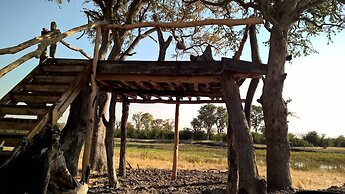 Dzibanana Lodge & Camping