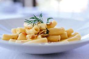 Bella Hotel & Restaurant