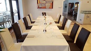 Bella Hotel & Restaurant