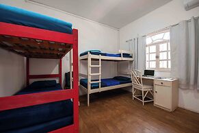 Onça da Praia Hostel