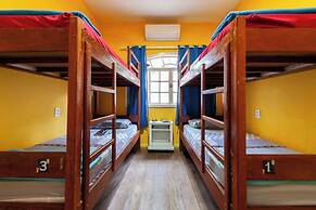 Onça da Praia Hostel