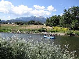 River Lover's 3 Bedroom Holiday Home By Pinon Vacation Rent.