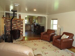 River Lover's 3 Bedroom Holiday Home By Pinon Vacation Rent.