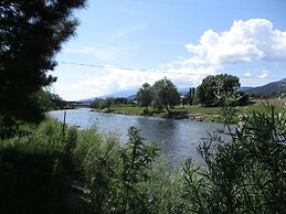 River Lover's 3 Bedroom Holiday Home By Pinon Vacation Rent.
