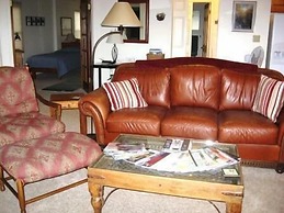 Villa on the Green 2 Bedroom Holiday Home By Pinon Vacation Rentals