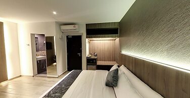 Flora by Crossroads Hotel