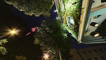 Flora by Crossroads Hotel