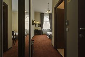 Adagio Renaissance Hotel