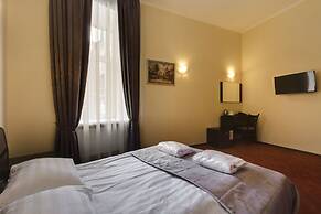 Adagio Renaissance Hotel