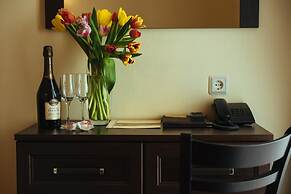 Adagio Renaissance Hotel