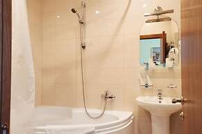 Adagio Renaissance Hotel