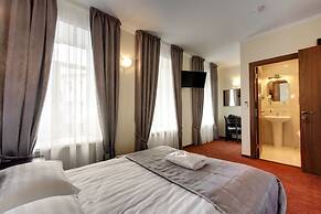 Adagio Renaissance Hotel