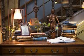 Lady Hamilton Apartments