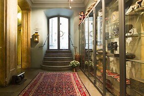 Lady Hamilton Apartments