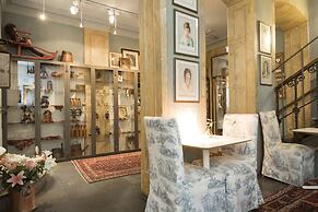 Lady Hamilton Apartments