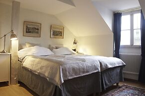 Lady Hamilton Apartments