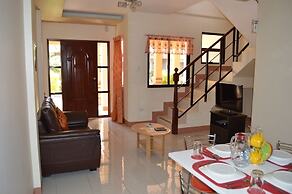 Manora Apartments and Guest House