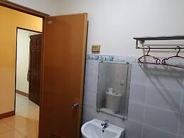 Manora Apartments and Guest House