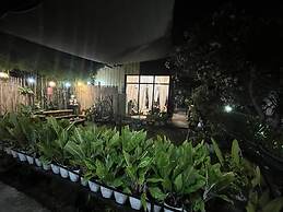 Manora Apartments and Guest House