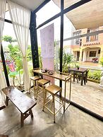 Manora Apartments and Guest House