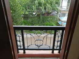 Manora Apartments and Guest House