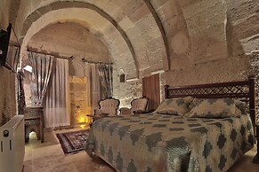 Shoestring Cave House