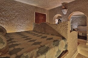 Shoestring Cave House