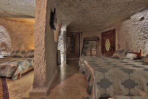 Shoestring Cave House