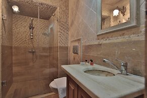 Shoestring Cave House