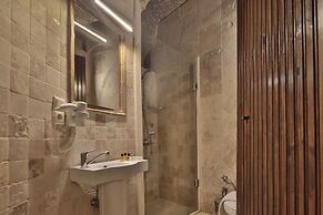 Shoestring Cave House