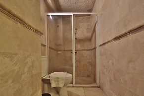 Shoestring Cave House