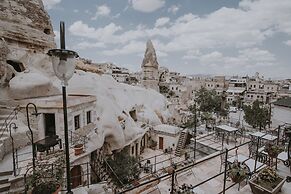 Shoestring Cave House