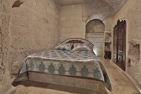 Shoestring Cave House