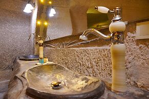 Shoestring Cave House