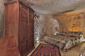 Shoestring Cave House
