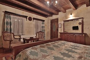 Shoestring Cave House