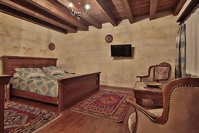 Shoestring Cave House