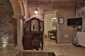 Shoestring Cave House