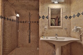 Shoestring Cave House