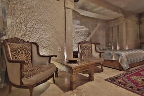 Shoestring Cave House