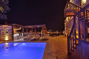 Shoestring Cave House