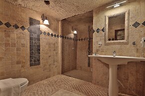 Shoestring Cave House