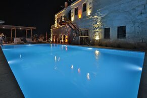 Shoestring Cave House