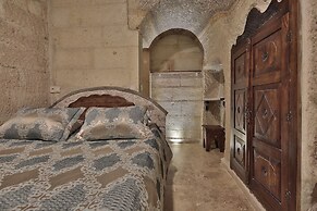 Shoestring Cave House