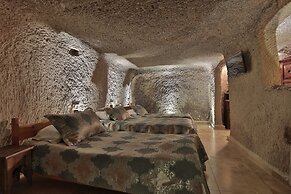 Shoestring Cave House